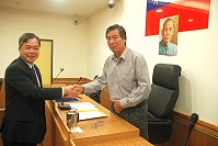 南竿鄉民代表會第9屆第7次定期大會昨天圓滿閉會,鄉長朱秀平向代表會主席陳志華握手表感謝。(圖/文:邱竟瑋)