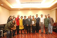　華語詩壇名家─「詩魔」洛夫（圖中央白髮者）昨天拜訪縣府，率多位企業人士與文藝工作者與馬祖結緣，縣長楊綏生代表馬祖鄉親表示歡迎。（圖／文：邱竟瑋）