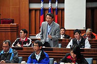 中山國中校長王花俤已表示明年二月將要退休,出席議員都希望他能繼續留鄉服務;王花俤表示這是自己的生涯規劃,也強調他還是會長住馬祖,轉換跑道繼續貢獻家鄉。(圖/文:曹重偉)