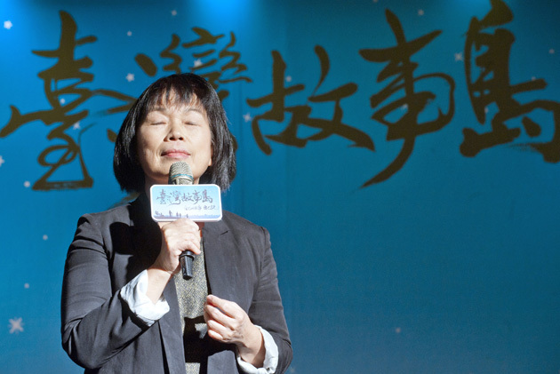 (上圖)文化部長龍應台18日出席「國民記憶庫:台灣故事島」記者會,她說,台灣故事島不是紀錄官方或學家的歷史而是全台灣人的歷史,沒有被操弄、修改的歷史。