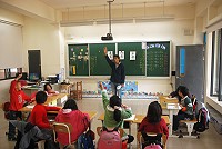 以「學習共同體」概念融入教學,仁愛國小昨天起試辦於國文課程,由校長王建華親自示範。(圖/文:邱竟瑋)