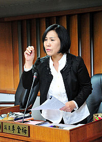 議員李金梅進行質詢。(圖/文:曹重偉)