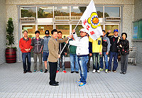 連江縣壘球代表隊昨天出發前往台南參加第11屆「總統盃」慢速壘球錦標賽全國總決賽,縣長楊綏生一行特別前往授旗並為選手加油打氣。(圖/文:曹重偉)