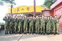 　章指揮官帶領全體幕僚歡送盧主任，於擎天廳外合影留念。（圖／文：陳竑道）