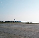 立榮70人座ATR-72型機昨成功起降南竿機場,圖為飛機滑行到跑道頭。(圖:摘自立榮馬祖站曹爾志臉書)
