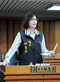議員林惠萍進行質詢。(圖/文:曹重偉)