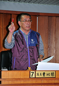 副議長曹以標進行質詢。(圖/文:曹重偉)