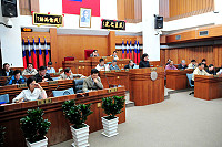 　縣議會展開審議103年度地方總預算暨附屬單位預算案議程，一讀會前由主計室主任曹少玉就地方總預算編製情形進行簡報。（圖／文：曹重偉）