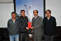 為感謝海巡隊弟兄長年辛勞執行護漁及協助地區鄉親就醫,議長陳貴忠昨天專程拜訪海巡隊及致贈加菜金,由組長李志平(左二)代表隊長陳保成接受。(圖/文:曹重偉)