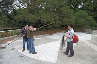 　南竿津沙公園發現不明鳥網，至少3隻野鳥誤觸，全數放生。縣府建設局昨天下午出動拆除，並呼籲鄉親不得擅自設網捕獵，以免觸法遭罰。（圖：縣府建設局提供）