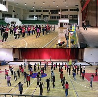 打造運動島!102年南竿鄉健康排舞研習營26日晚間於南竿體育館展開,近百位鄉親熱情起舞。(圖:連江縣體育會、運動小聯盟提供)