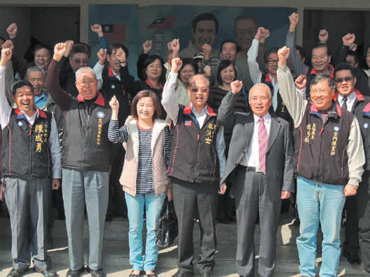 金門縣長李沃士(中)完成黨內初選登記後,近百位民代與宗親力挺,高喊「凍蒜」。 記者陳向鑫/攝影