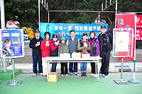 響應國際「世界愛滋日」,衛生局昨天配合路跑賽設攤宣導;縣長楊綏生、秘書長劉羽茵都特別站台打氣,讓工作人員士氣大振。(圖/文:曹重偉)