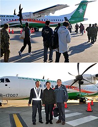 鄉親期待已久的ATR-72新機正式投入馬祖航線服務,首班機搭載23位乘客於上午7時33分順利降落南竿機場,馬祖站主任黃鎮義特別前往停機坪迎接,並與楊綏生、黃志豪合影紀念歷史性一刻;機上乘客對於新機都是好評價;返航時乘客有29名,乘客們都對能搭新機感到興奮,登機前還不停拿出手機拍啊拍。(圖/文:曹重偉)
