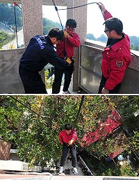 　連江縣消防局展開今年下半年度常訓，特別因應地區住宅樓層逐漸提高，規劃2天的高樓救助及高樓火警搶救戰術綜合演練，並特別至頂樓進行垂降救助等實際動作演練。（圖／文：曹重偉）