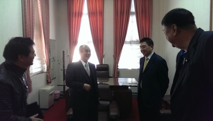 縣長楊綏生由立委陳雪生陪同,拜會立法院長王金平。連江縣政府提供