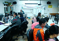 　為提升弱勢婦女現代知能，家教中心特舉辦「社區婦女教育－支持多元型態家庭女性」電腦課程，由程元鋒老師教導學員認識電腦，透過有趣的課程來學習貼近生活的電腦操作技巧。（圖：縣府教育局家庭教育中心提供）