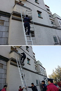連江縣消防局今年下半年度常訓圓滿落幕,因應地區住宅樓層逐漸提高,昨天特別規劃高樓救助及高樓火警搶救戰術綜合演練,透過架梯及連結技巧提升救援高度,以落實消防救災工作。(圖/文:曹重偉)
