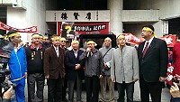 　縣長楊綏生、立委陳雪生與議長陳貴忠於立法院群賢樓前向聲援的民眾表達慰勞之意，並催促期待立院博弈專法加速通過。（圖：連江縣政府、連江縣議會提供）