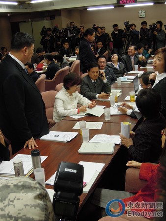 ◄民進黨立委認為政院沒共識,提案散會,無黨立委陳雪生(左站立者)跟其他委員求情。(圖/記者賴映秀攝)