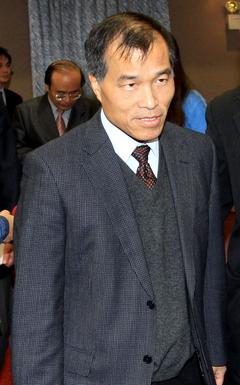 立法院交通委員會為桃園機場內能否設賭場問題,朝野立委爭論不休,最後因在野黨立委提散會動議而流會,趕到場報告備詢的交通部長葉匡時無奈離去。記者屠惠剛/攝影