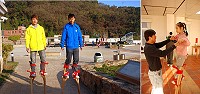 傳承民俗技藝,回味軍民同樂的春節遊藝時光,山隴社協日前舉辦一連三天踩高蹺研習,由軍管時期曾經參與踩高蹺表演的林星皇,與社區種子教師蕭秀芸等共同輔導,寓教於樂。(圖/文:邱竟瑋)