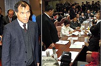 左圖:立法院交通委員會為桃園機場內能否設賭場問題,朝野立委爭論不休,最後因在野黨立委提散會動議而流會,趕到場報告備詢的交通部長葉匡時無奈離去。(圖:摘自聯合新聞網記者屠惠剛);右圖:民進黨立委認為政院沒共識,提案散會,無黨立委陳雪生(左站立者)跟其他委員求情。(圖:摘自ETtoday記者賴映秀攝)