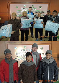 天氣漸寒,各界愛心紛紛湧進大同之家!富喜民宿業者致贈每位長者毛毯1件,校長王禮民的旅台友人也委請轉贈圍巾及毛帽,讓長者們感受到社會的溫情。(圖:連江縣大同之家提供)