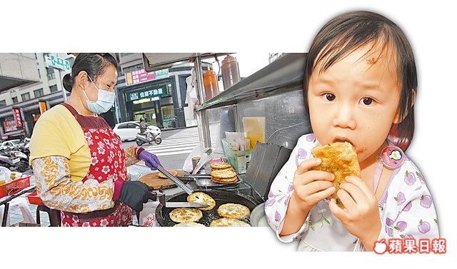 呂姓老闆娘自製豬油煎蔥肉餅,又酥又香(左圖)。孫女在旁吃餅(右圖)成為活招牌。吳柏源攝