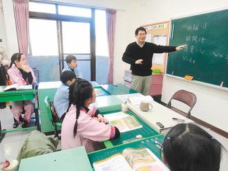 教育部長蔣偉寧昨天到南投隆華國小「當老師」,替小朋友上一堂課,問了學生英文字母,還教物理。 圖/教育部提供