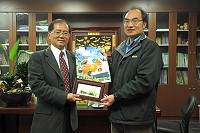 　第三屆清華大學「高中學術列車」6日開抵馬祖高中，介紹新銳的天文、占星與「光學鑷夾」等知識，深入淺出引領學生探索科學的浩瀚，校長陳天賜對清大教務長陳信文表示感謝。（圖：國立清華大學提供）