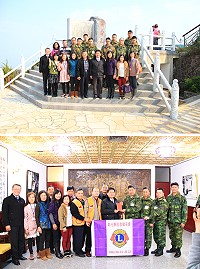 (上圖)彰化市長邱建富率敬軍團一行人與在馬服役的彰化市籍役男於雲台山合影。(下圖)彰化市長、忠孝獅子會、軍人之友社一行人致贈陳指揮官加菜金。(圖/文:林廷宇)