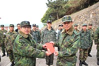　章指揮官感謝弟兄們平日駐守邊疆的辛勞，並頒發加菜金予以鼓勵。（圖／文：陳竑道）