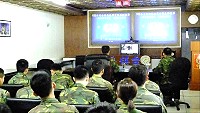 　章指揮官仔細觀看友軍運用創意美化營區環境之簡報。（圖／文：羅尹江）