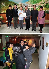知名導演王小棣(下圖左三)一行昨天搭乘「臺馬輪」抵馬,昨天行程滿滿,走訪勝利山莊及拜訪縣長楊綏生,還特別至大同之家拜訪老人家,讓此行充滿人文關懷。(圖/文:曹重偉)