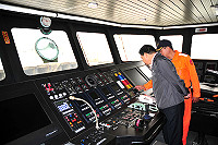 海巡署「連江艦」昨天來馬兩天支援海巡隊擴大掃蕩勤務,偌大船體相當引人注目,縣長楊綏生特別登艦參觀駕駛艙。(圖/文:曹重偉)