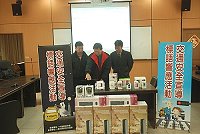 連江縣政府,昨天上午於車船處公開抽獎,由局長劉潤南(中)主持、消保官曹依立(右)及縣府政風室主任李寶昌(左)見證。(圖/文:邱竟瑋)