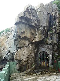 東引北海坑道因岩壁鬆動不穩定無法對外開放,民眾建議先將坑道內的戰士塑像移置到外面廣場展示。(圖/文:陳其敏)