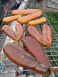 東莒民眾自己DIY動手醃製出屬於自家口味的「烏金」。(圖/文:林冰芳)