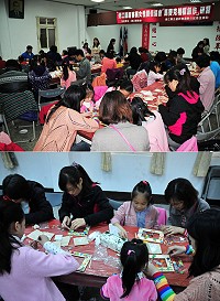 新移民女性關懷協會特別舉辦「馬賽克相框創作」研習,吸引額滿親子檔到場體驗;家長跟小朋友們都是創意十足,利用七彩繽紛的馬賽克拼磚,創造出屬於自己的生活美學。(圖/文:曹重偉)