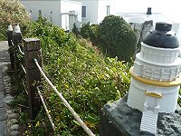 東引燈塔步道欄杆,缺了好幾座小燈塔,風景管理單位呼籲遊客共同維護公共景觀的完整性。(圖/文:陳其敏)