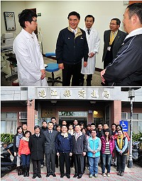 　台北市長郝龍斌一行昨天前往衛生局及縣立醫院拜訪，肯定與馬祖醫療合作交流的成果，並問候來馬支援北市醫事人員的辛勞；離開前員工們特別「攔路」要求合影留念，讓他感受到馬祖獨有的濃厚人情味。（圖／文：曹重偉）