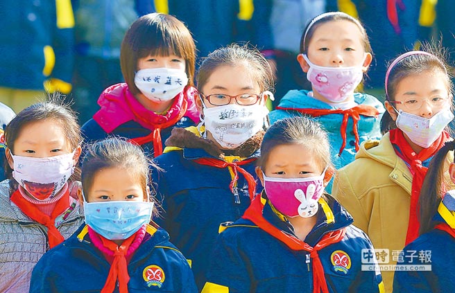 ▲南京市小學生戴上自己繪製的抵制霧霾天氣字樣口罩。(中新社)