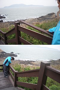 　有關東莒大埔石刻木棧道部份護欄鬆脫，馬管處已派人搶修完成，請遊客安心前往。上圖為修復前，下圖為修復完成貌。（圖：馬祖國家風景區管理處提供）