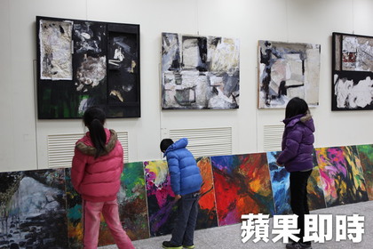 民眾觀看曹楷智作品。(圖/蘋果日報馬祖記者胡依北攝)