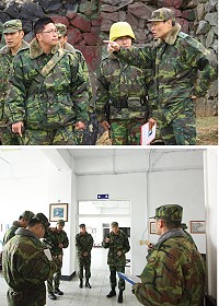 (上圖)張指揮官為電視台蒞引採訪於砲陣地進行預檢。(下圖)東指部張指揮官在高勤官陪同之下於新兵調適中心進行預檢。(圖/文:賴騰彥)