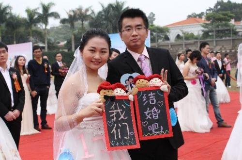 一對新人入場時手持“我們結婚吧”小紙牌