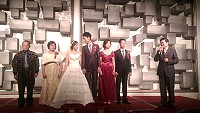 　劉宏德牙醫師（右2）兒子劉胤凡結婚典禮，縣長楊綏生以大學長身分慶賀。