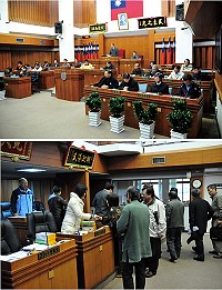 議長陳貴忠敲下議事槌,象徵縣議會第5屆第8次定期大會圓滿劃下句點;縣府官員們紛紛起身向議員們握手致意感謝支持與指教。(圖/文:曹重偉)