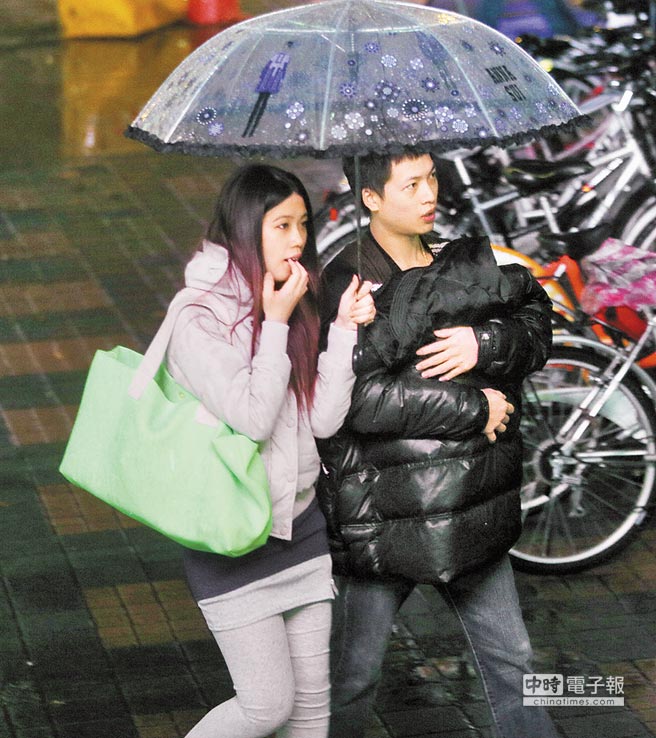 全副武裝 冷氣團發威,全台氣溫都下滑,又溼又冷的天氣將持續到星期六,民眾出門別忘做好防寒以及防雨準備。(陳信翰攝)